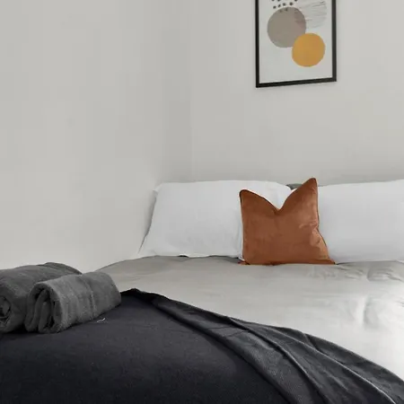 Livestay-4 Bed 2 Bath House With Private Garden Holiday home *