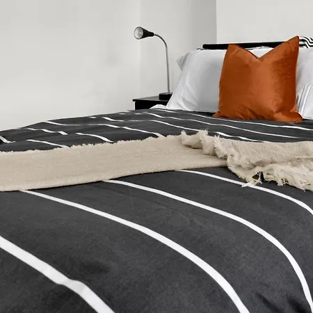 Livestay-4 Bed 2 Bath House With Private Garden *