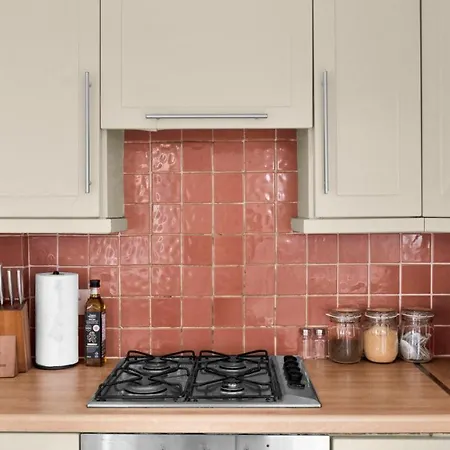 Livestay-4 Bed 2 Bath House With Private Garden * London