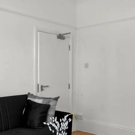 Holiday home Livestay-4 Bed 2 Bath House With Private Garden London
