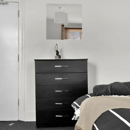 Holiday home Livestay-4 Bed 2 Bath House With Private Garden London
