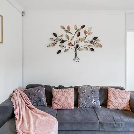 Dwellers Delight Living Ltd Serviced Accommodation, Chigwell, 3 Bedroom House, Upto 7 Guests, Free Wifi & Parking *