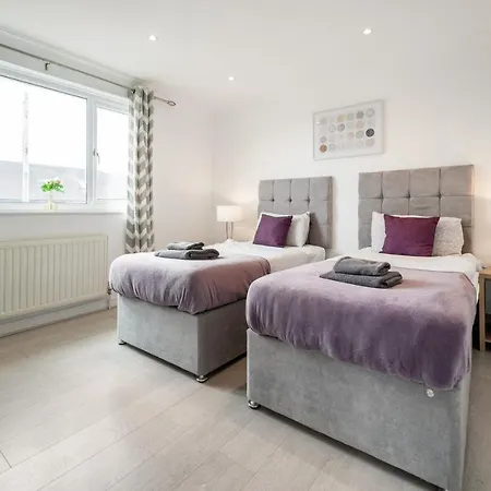 Hébergement de vacances Dwellers Delight Living Ltd Serviced Accommodation, Chigwell, 3 Bedroom House, Upto 7 Guests, Free Wifi & Parking *