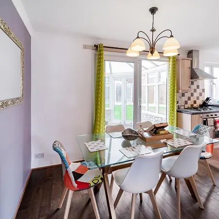 Dwellers Delight Living Ltd Serviced Accommodation, Chigwell, 3 Bedroom House, Upto 7 Guests, Free Wifi & Parking *