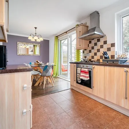 Dwellers Delight Living Ltd Serviced Accommodation, Chigwell, 3 Bedroom House, Upto 7 Guests, Free Wifi & Parking Hébergement de vacances Londres
