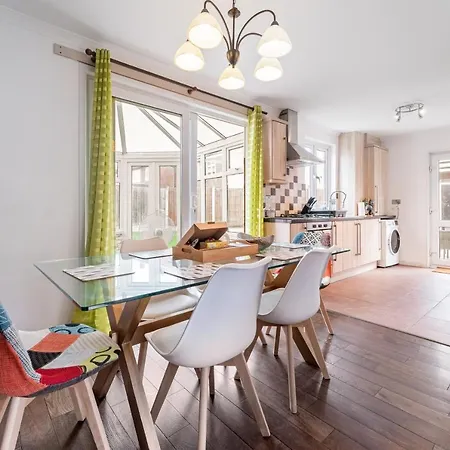 Hébergement de vacances Dwellers Delight Living Ltd Serviced Accommodation, Chigwell, 3 Bedroom House, Upto 7 Guests, Free Wifi & Parking Londres