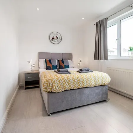 Dwellers Delight Living Ltd Serviced Accommodation, Chigwell, 3 Bedroom House, Upto 7 Guests, Free Wifi & Parking