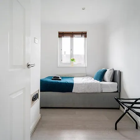 Dwellers Delight Living Ltd Serviced Accommodation, Chigwell, 3 Bedroom House, Upto 7 Guests, Free Wifi & Parking * Londres