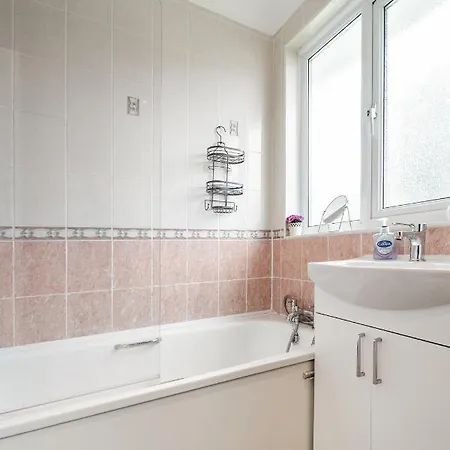 Dwellers Delight Living Ltd Serviced Accommodation, Chigwell, 3 Bedroom House, Upto 7 Guests, Free Wifi & Parking *