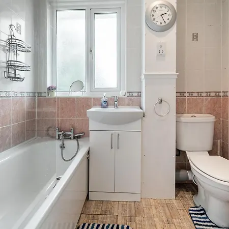 Hébergement de vacances Dwellers Delight Living Ltd Serviced Accommodation, Chigwell, 3 Bedroom House, Upto 7 Guests, Free Wifi & Parking