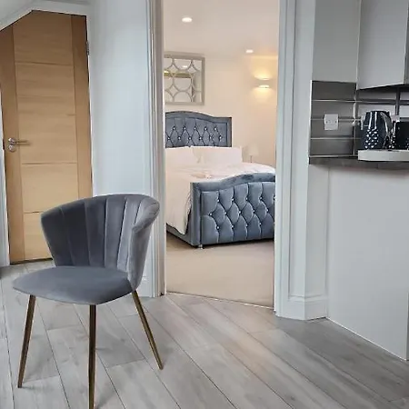 Luxury 5 Star - Parking, Garden, Nr Greater Metro Stations London