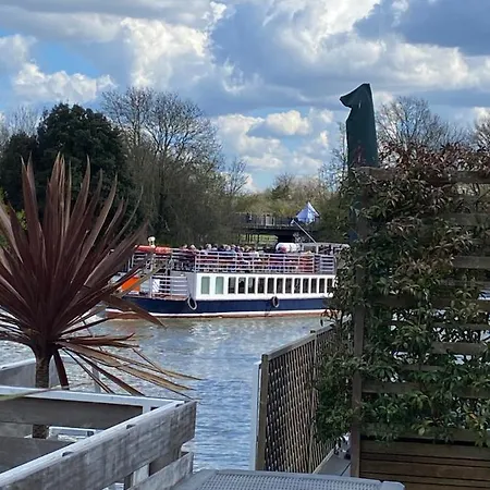 Botel Tean Lovely Houseboat On The River Thames