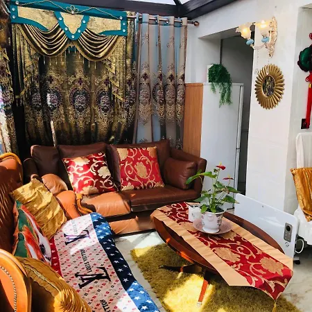 Cheerful 4 Bedroom House With Garden Free Parking Holiday home London