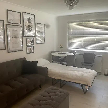 Stylish 1 Bedroom Close To Tooting Bec Station Apartment *