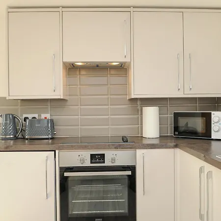 Luxury 5 Star - Parking, Garden, Nr Greater Metro Stations Lägenhet London