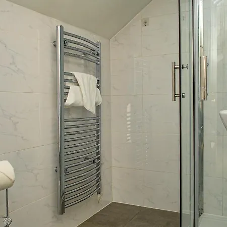 Luxury 5 Star - Parking, Garden, Nr Greater Metro Stations London