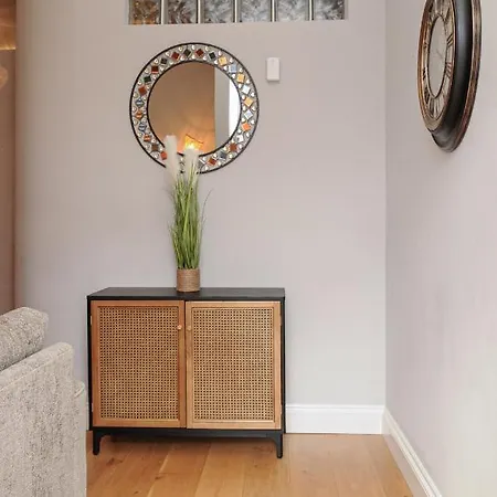 Luxury 5 Star - Parking, Garden, Nr Greater Metro Stations Lägenhet London