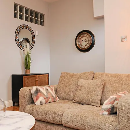 Luxury 5 Star - Parking, Garden, Nr Greater Metro Stations Apartment *