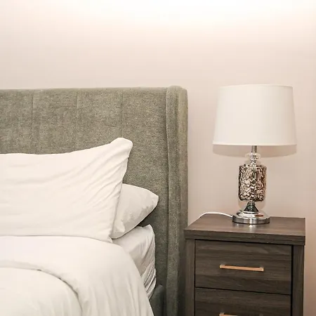 Luxury 5 Star - Parking, Garden, Nr Greater Metro Stations Lägenhet London