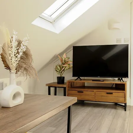 Luxury 5 Star - Parking, Garden, Nr Greater Metro Stations * London