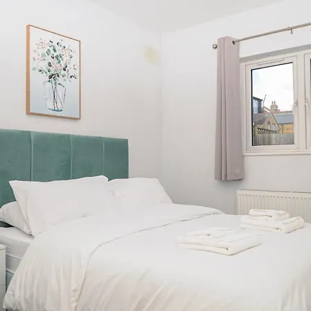 Apartment Luxury 5 Star - Parking, Garden, Nr Greater Metro Stations *