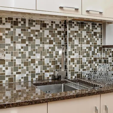 Apartment Luxury 5 Star - Parking, Garden, Nr Greater Metro Stations