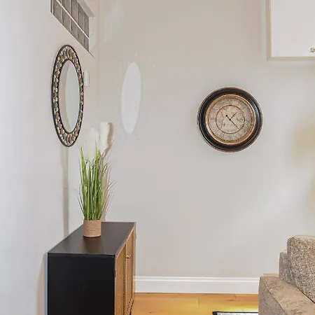 Luxury 5 Star - Parking, Garden, Nr Greater Metro Stations London