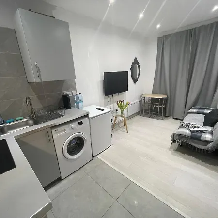 424 Edgwar Road * London