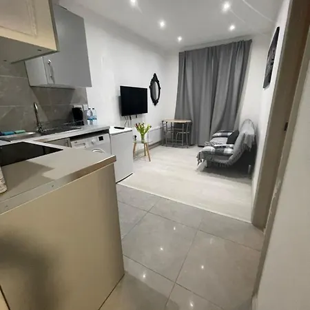 424 Edgwar Road *