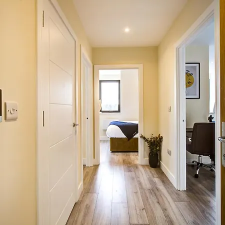 Hybrid Resi - Cheam, Sutton Near Wimbledon With Onsite Car Parking Apartment Cheam