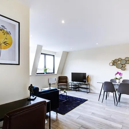Hybrid Resi - Cheam, Sutton Near Wimbledon With Onsite Car Parking