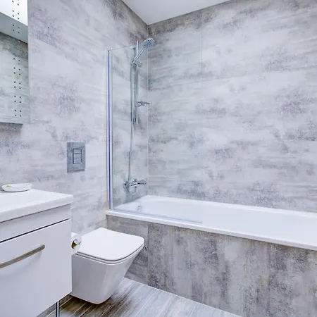 Hybrid Resi - Cheam, Sutton Near Wimbledon With Onsite Car Parking *