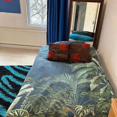 Apartment Renovated 4 Bed Flat In Islington *