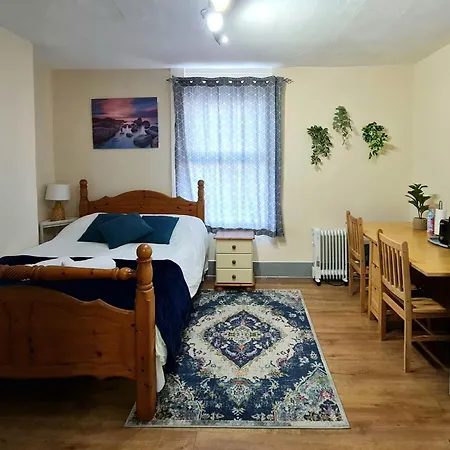 Lovely Private Near Central Apartment