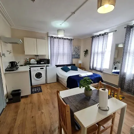 Lovely Private Near Central Apartment