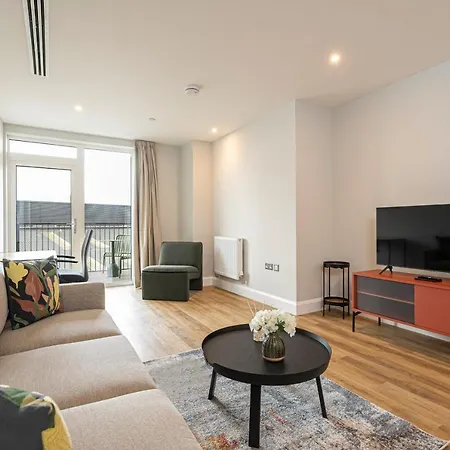 Altido New Near Battersea Power Station * לונדון