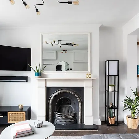 Stunning Townhouse With Large Roof Terrace Apartment *