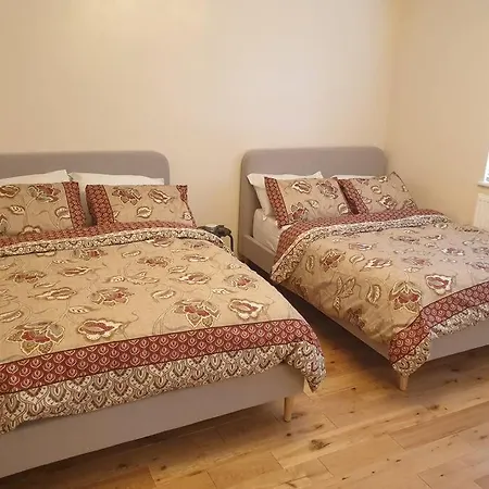 London Luxury 2 Bedroom Flat Sleeps 8 Free Parking *