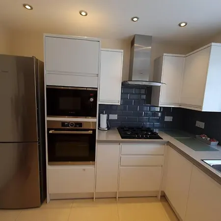 London Luxury 2 Bedroom Flat Sleeps 8 Free Parking Apartment *