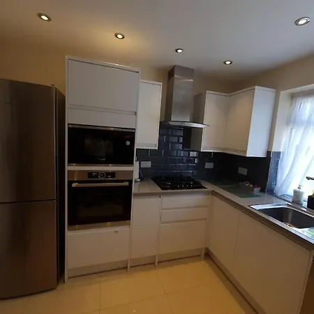 London Luxury 2 Bedroom Flat Sleeps 8 Free Parking *