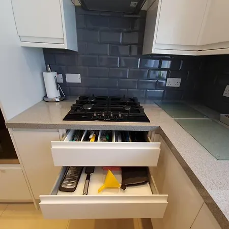 London Luxury 2 Bedroom Flat Sleeps 8 Free Parking East Barnet
