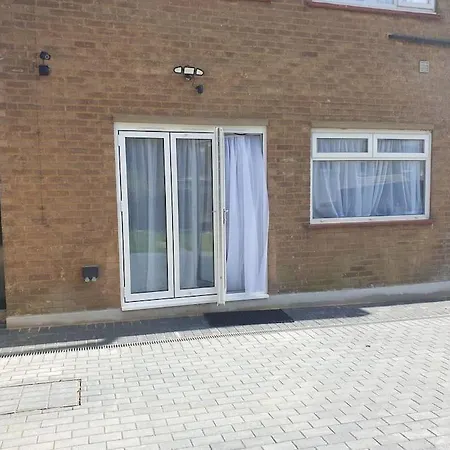 London Luxury 2 Bedroom Flat Sleeps 8 Free Parking * East Barnet