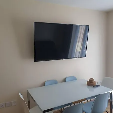 London Luxury 2 Bedroom Flat Sleeps 8 Free Parking Apartment *