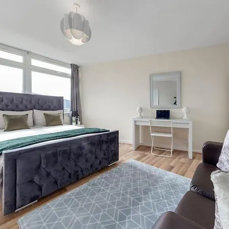 Hyde Park 4 Bedroom Superior Apartment