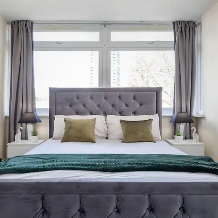 Hyde Park 4 Bedroom Superior Apartment *
