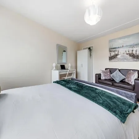 Hyde Park 4 Bedroom Superior Apartment