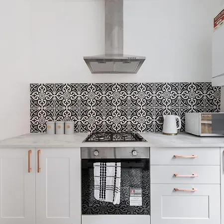 Apartment Beautifully Modern 2-bed W/garden