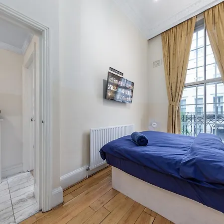 Flat In Baker Street