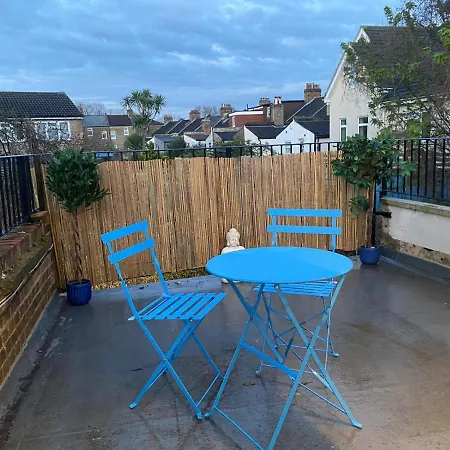 Apartment Spacious Modern 2 Bedroom Flat *