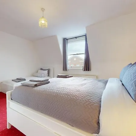 Cheerful 4 Bedroom Victorian House With Back Courtyard London